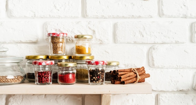 Kuchnia z przyprawami i naczyniami